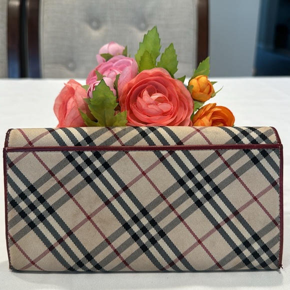 Authentic Burberry kisslock wallet - Picture 3 of 10